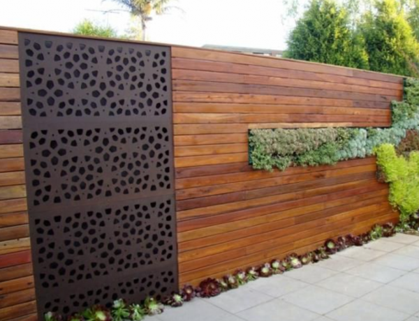 Pagar kayu dengan desain panel ukiran yang indah